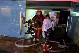 Kịp thời cứu nạn 7 người thoát khỏi đám cháy tại nhà nghỉ ở phường Hà Đông