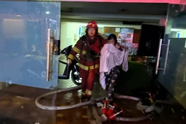 Kịp thời cứu nạn 7 người thoát khỏi đám cháy tại nhà nghỉ ở phường Hà Đông