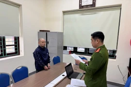 Vào tiệm vàng vờ mua dây chuyền rồi…chạy