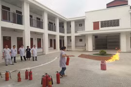 Huấn luyện biện pháp cứu người, chữa cháy tại cơ sở y tế "đặc biệt"