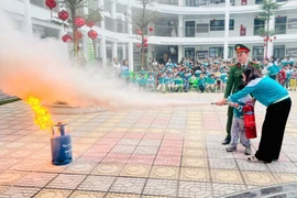 Giáo viên và học sinh trải nghiệm thoát nạn trong điều kiện có khói, khí độc