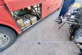 Phát hiện xe khách vận chuyển số lượng lớn linh kiện lắp ráp súng