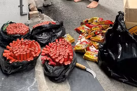 Công an xã Vĩnh Thanh bắt đối tượng vận chuyển gần 10kg pháo nổ