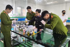 Khởi tố nhóm đối tượng sản xuất, buôn bán thực phẩm giả quy mô lớn