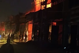 Dập tắt đám cháy xưởng sản xuất tại xã Bình Minh