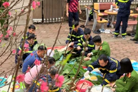 Bánh chưng gói từ tay những người lính cứu hỏa