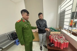 Bắt đối tượng mua bán pháo nổ và tàng trữ ma túy