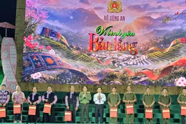 Ấm áp nghĩa tình chương trình “Vì bình yên bản làng”