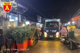 Ngang nhiên vi phạm trật tự đô thị ở ngõ 238 và đường Âu Cơ, phường Hồng Hà