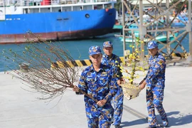 Mang Tết sớm đến quân và dân Vùng 5 Hải quân