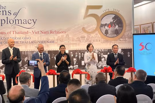 Các đại biểu thực hiện nghi thức cắt băng khai mạc triển lãm