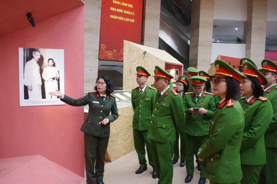 Gần 2.000 lượt khách tham quan triển lãm "Đồng chí Trần Quốc Hoàn - Cuộc đời và sự nghiệp"