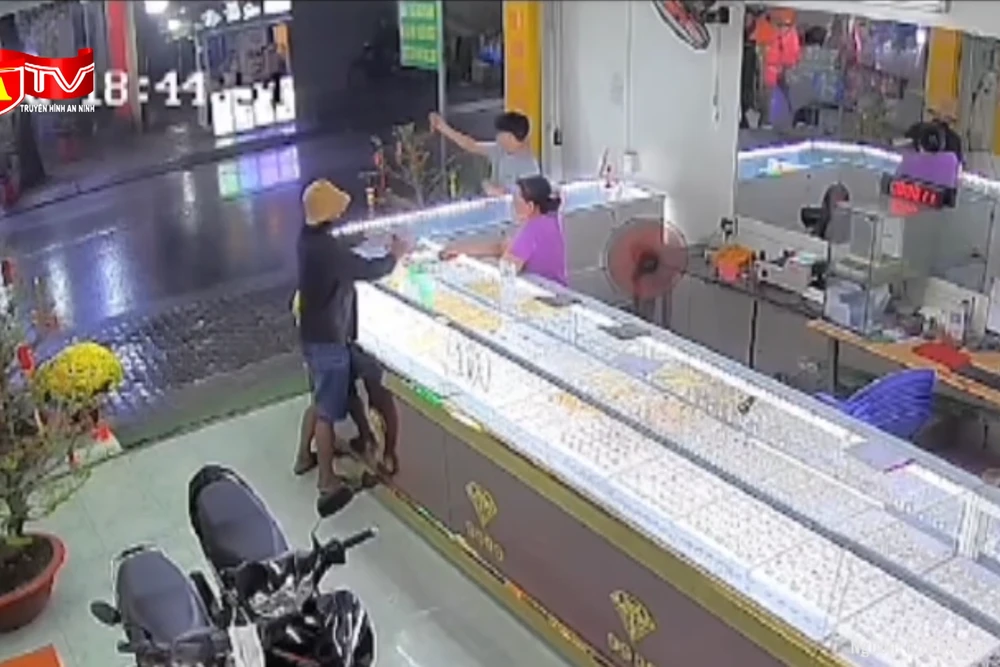 Cướp giật nhẫn vàng 24K trong chớp mắt và cái kết sau 6 giờ