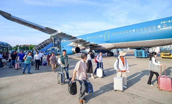 Vé tàu xe, máy bay "nóng" lên sau khi chốt lịch nghỉ Tết Dương lịch 2026