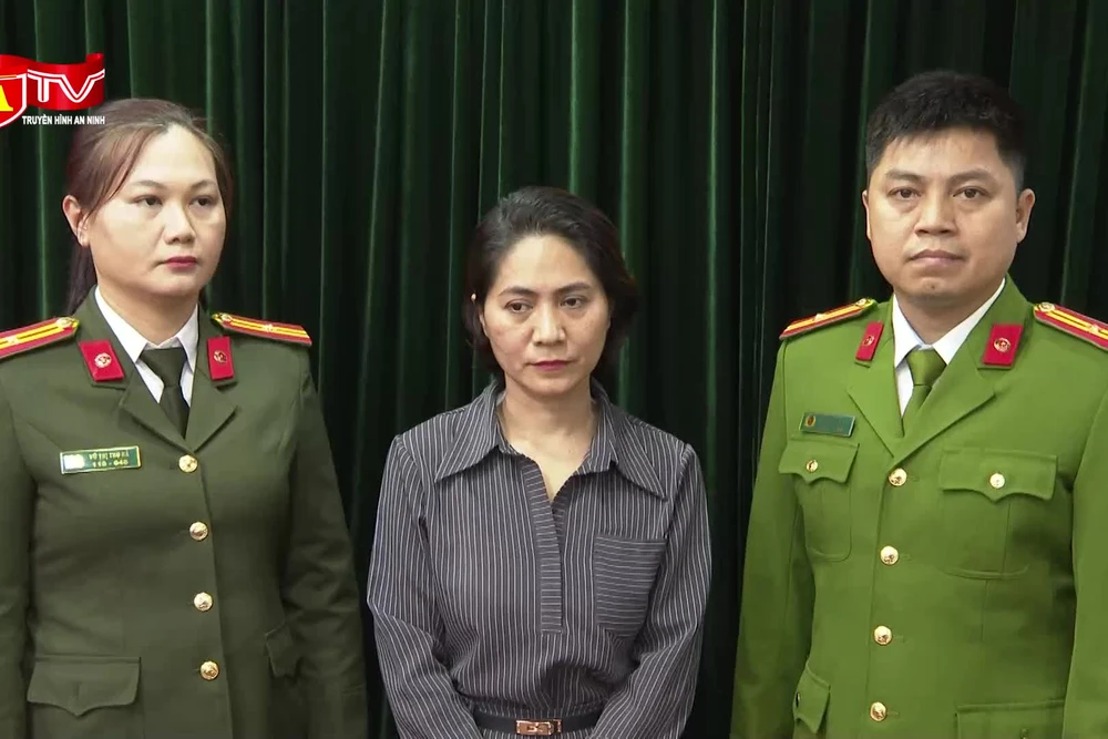 Toàn cảnh vụ "tự hủy" show ca nhạc “Về đây bốn cánh chim trời” để chiếm đoạt tài sản