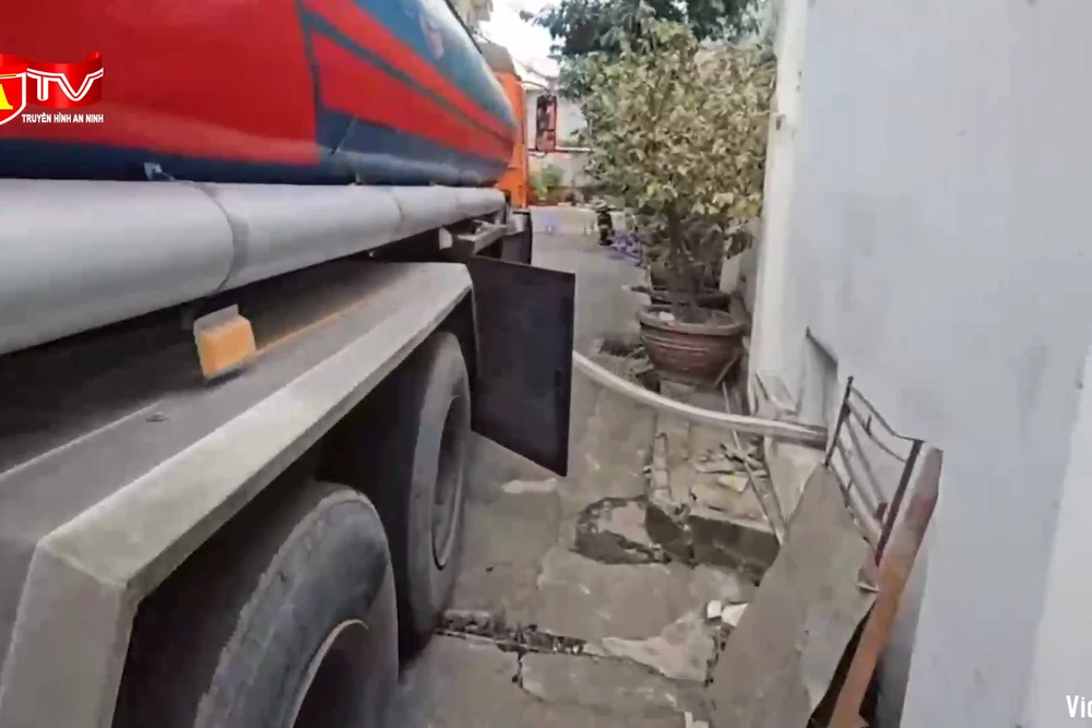 Cách nhóm đối tượng “hô biến” xăng kém chất lượng thành RON A95