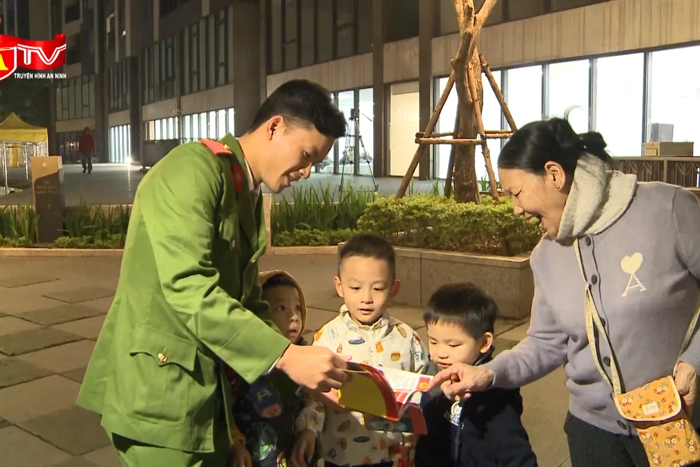 Tuyên truyền PCCC gắn với trải nghiệm thực tế tại chung cư dịp giáp Tết