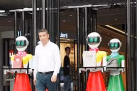 Đi mua sắm với 8 người hầu robot