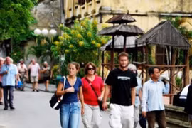 Kiên trì nới visa để hút khách du lịch