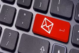 Có nên kiểm tra email công việc tại nhà?