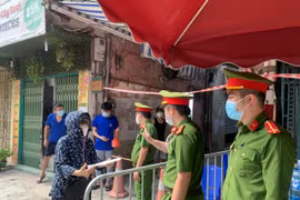 [Ảnh] Cận cảnh 17 chốt 'nội bất xuất, ngoại bất nhập' phong tỏa 2 phường Văn Chương, Văn Miếu