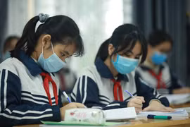 Giảm tải áp lực thi vào lớp 10 Hà Nội phải từ cả phía phụ huynh