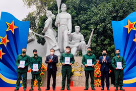 Hà Nội gặp mặt thanh niên nhập ngũ và tuyên dương quân nhân xuất ngũ tiêu biểu