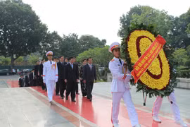 Lãnh đạo TP Hà Nội tưởng niệm các anh hùng liệt sĩ