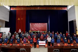 Generali Việt Nam trao áo ấm cho trẻ em và hỗ trợ các gia đình khó khăn