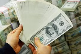 Bắt quả tang đối tượng bán hơn 16.000 USD giả