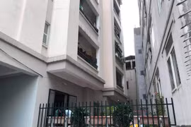 Phát hiện người phụ nữ rơi từ tầng cao chung cư xuống đất tử vong