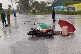 Hà Nội: Bàng hoàng đôi nam nữ đi xe máy tử vong vì bị sét đánh
