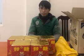 Nam thanh niên mặc áo Grab 'tranh thủ' đi buôn pháo nổ