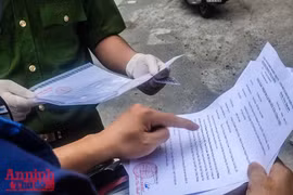 Bị chốt phòng dịch kiểm tra, 3 thanh niên 'xuất trình' 9 giấy đi đường mua ở hiệu cầm đồ