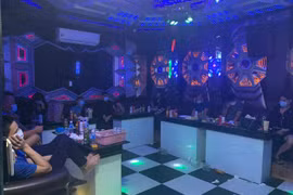 Đột kích quán Gold Club, phát hiện 13 nam nữ bay lắc