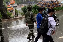 [Ảnh] Xúc động hình ảnh nhường áo mưa, ô cho các thí sinh trong cơn mưa lớn