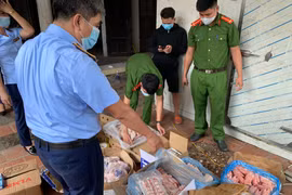 Đột kích cơ sở kinh doanh, phát hiện gần 3.000 kg thực phẩm không rõ nguồn gốc