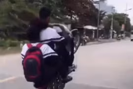 Triệu tập 2 nam thanh niên bốc đầu xe máy, khoe lên mạng xã hội