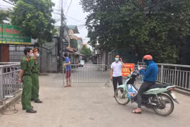 [Ảnh] Phong tỏa, lấy mẫu xét nghiệm cho người dân tại các xã ở huyện Thạch Thất