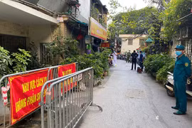 Phong tỏa tạm thời nơi ở của 2 bệnh nhân dương tính Covid -19 ở quận Đống Đa