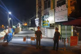Đêm trắng ở chốt phong tỏa Văn Miếu - Văn Chương
