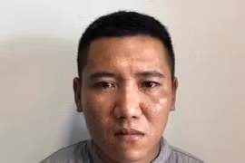 Gã trai giả làm khách du lịch lang thang rình mò trộm xe máy