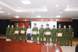 Khen thưởng chiến công điều tra, bắt giữ nhanh đối tượng cướp tài sản