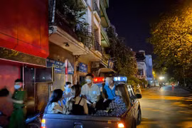 [Clip] Bị Công an đột kích kiểm tra, nhóm 'dân chơi' trèo tầng thượng quán hát bỏ trốn