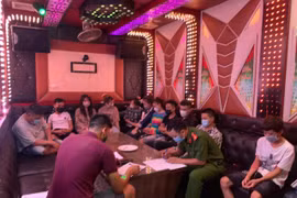 [Clip] Công an huyện Thạch Thất bắt quả tang 10 nam nữ đang "bay lắc" trong quán karaoke