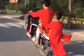 Hai thanh niên 'diện' áo dài đỏ 'bốc đầu' xe máy