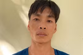 Gã đàn ông đồi bại liên tục sàm sỡ các em nữ học sinh
