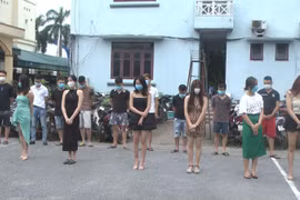 Bất chấp lệnh cấm, quán karaoke mở cửa cho 37 khách vào hát