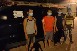 Ô tô tải chở 4 người định "thông" chốt phòng chống dịch vào Hà Nội