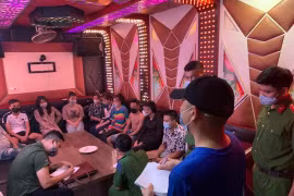 Đột kích quán karaoke, phát hiện 10 nam nữ đang "bay lắc"
